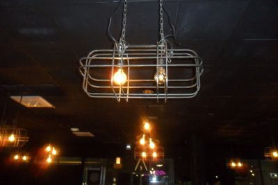 une lampe suspendue au plafond d'un restaurant
