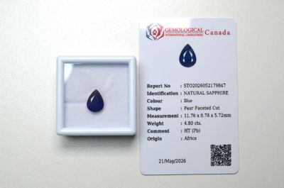 un gros plan d'un saphir bleu dans un écrin blanc