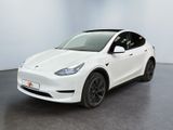 La Tesla Model X blanche est garée dans une pièce blanche.