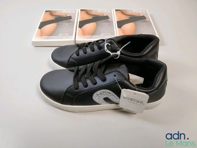 une paire de chaussures posée sur une table