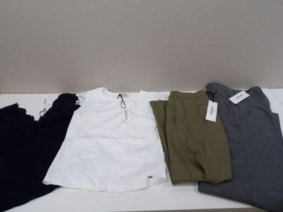 trois paires de t-shirts pour homme posées sur une table blanche