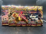 un gros plan sur trois paquets de cartes Pokémon posés sur une table