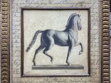 Une vieille photo représentant un cheval est exposée dans un cadre doré.