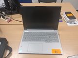 un ordinateur portable posé sur un bureau dans une pièce