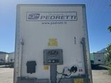 un camion de livraison garé sur le parking