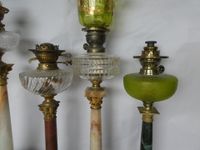 Ensemble de cinq pieds de lampe à pétrole en marbre ou onyx,… (photo 5)