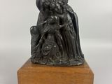 une photo représentant une statue d'un homme et d'une femme assis sur un banc