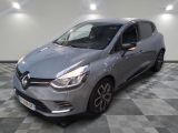 une voiture argentée garée dans un garage au sol en damier