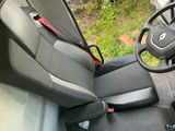 une voiture équipée d'un volant et d'une ceinture de sécurité