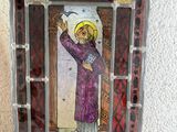 vitrail représentant un homme vêtu d'une robe violette tenant un oiseau