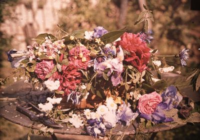 un bouquet de fleurs posé sur une table