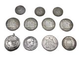 l'image d'un groupe de pièces de monnaie posées sur une surface blanche