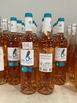 plusieurs bouteilles de vin sont alignées sur un comptoir
