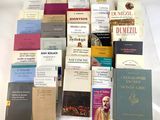 un grand nombre de livres posés sur une table