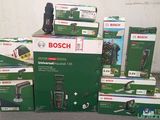 Des cartons contenant des outils sans fil Bosch sont empilés les uns sur les autres