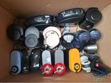 une boîte en carton remplie d'appareils électroniques divers