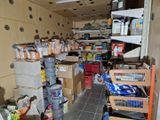 une pièce remplie d'une multitude de cartons et de bacs