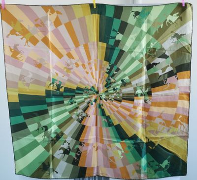 foulard en soie vert, jaune, orange et rose, orné d'un motif représentant des rayons de soleil