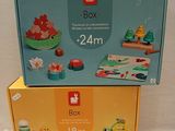 deux boîtes de jouets posées sur une table