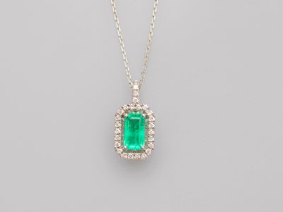 un pendentif en émeraude et diamants