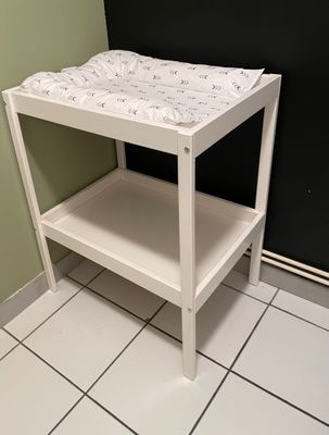 une petite table blanche recouverte d'un linge