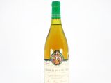 une bouteille de vin posée sur une table