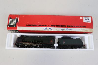 une boîte avec un train dessus et une boîte avec un train dessus