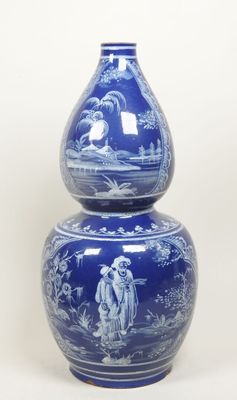 un vase bleu sur lequel est représenté un homme et une femme