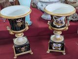 deux vases posés sur une table rouge