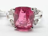 une photo d'une bague en tourmaline rose et diamants sur fond blanc
