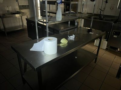 un rouleau de papier toilette posé sur une table dans une cuisine