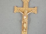 crucifix plaqué or représentant Jésus sur la croix, sur fond gris