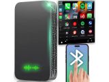un gros plan d'un téléphone portable avec un appareil Bluetooth à côté