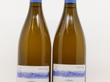 deux bouteilles de vin blanc posées l'une à côté de l'autre sur une table