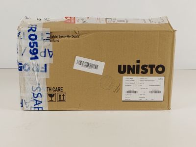 Des cartons d'eau Unisto sont empilés les uns sur les autres sur une surface blanche
