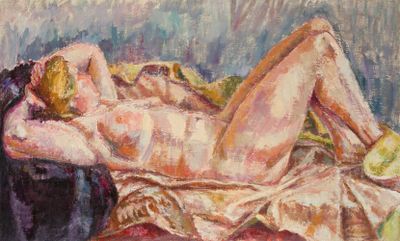 une peinture à l'huile représentant une femme allongée sur un canapé, les jambes croisées