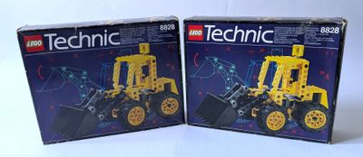deux boîtes de lego technics sur une surface blanche