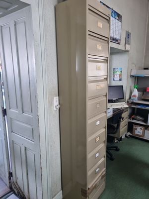 une grande armoire dans un coin de la pièce