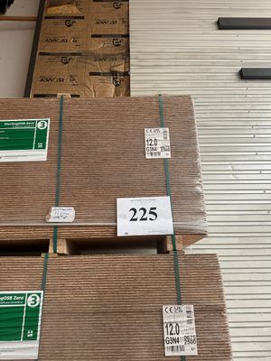 une pile de boîtes sur une palette dans un entrepôt