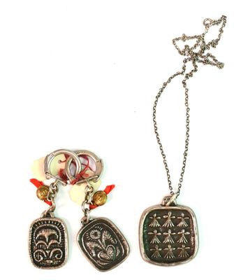 ensemble composé d'un collier et de boucles d'oreilles, avec une chaîne en argent et un pendentif orné d'une image d'oiseau