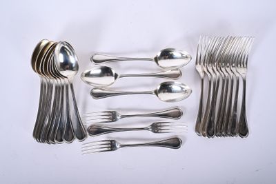 un grand nombre de cuillères et de fourchettes en argent disposées sur une table