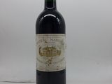 la bouteille de vin rouge est posée sur la table