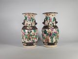 paire de vases chinois ornés de fleurs et d'oiseaux sur fond blanc