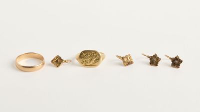 trois bagues en or et une bague en or sur un fond blanc