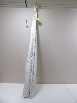 une serviette suspendue à une corde à linge dans une pièce