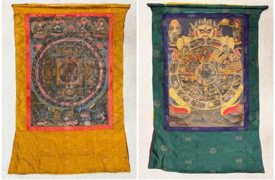 deux thangkas tibétains accrochés au mur d'une pièce