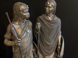 statue représentant un homme et une femme debout l'un à côté de l'autre