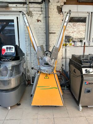 deux machines qui se trouvent ensemble dans une pièce