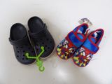 deux paires de Crocs posées par terre, l'une à côté de l'autre