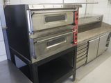 deux fours qui se trouvent dans une cuisine